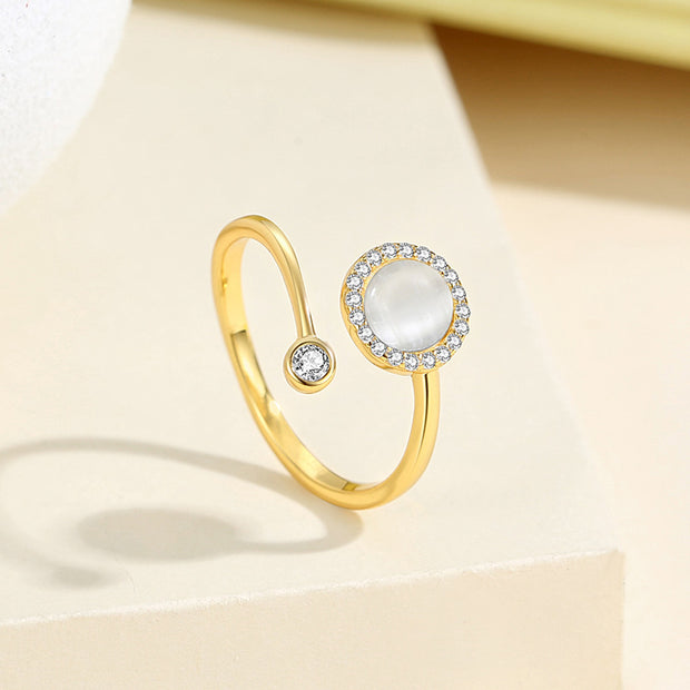 Fashionable and luxurious circular ring with geometric design