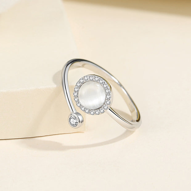 Fashionable and luxurious circular ring with geometric design
