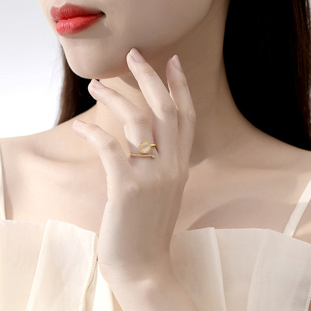 Fashionable and luxurious circular ring with geometric design