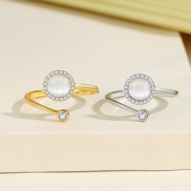 Fashionable and luxurious circular ring with geometric design