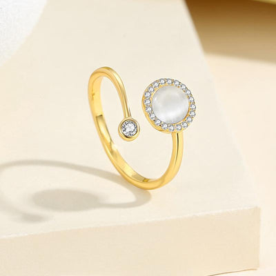 Fashionable and luxurious circular ring with geometric design